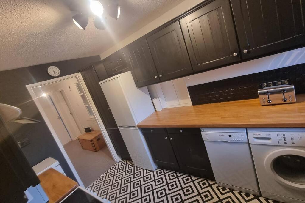 Spacious Self Contained Flat In Superb Location Lymington Bagian luar foto
